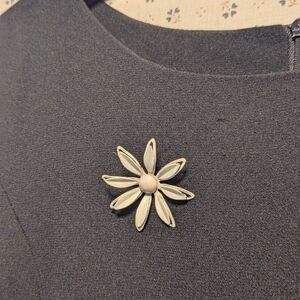 🤍 Vintage Brooch Flower Pin daisy enamel white pink Silver tone back